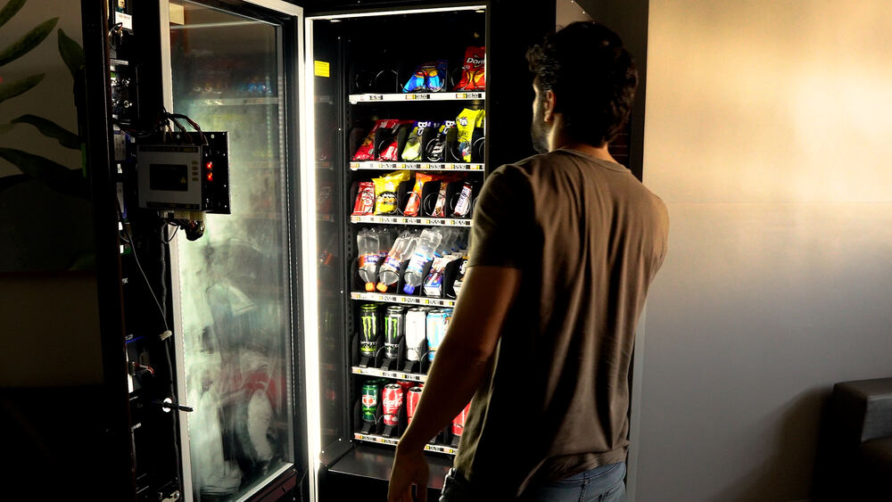 Vending machine iluminada, totalmente abastecida